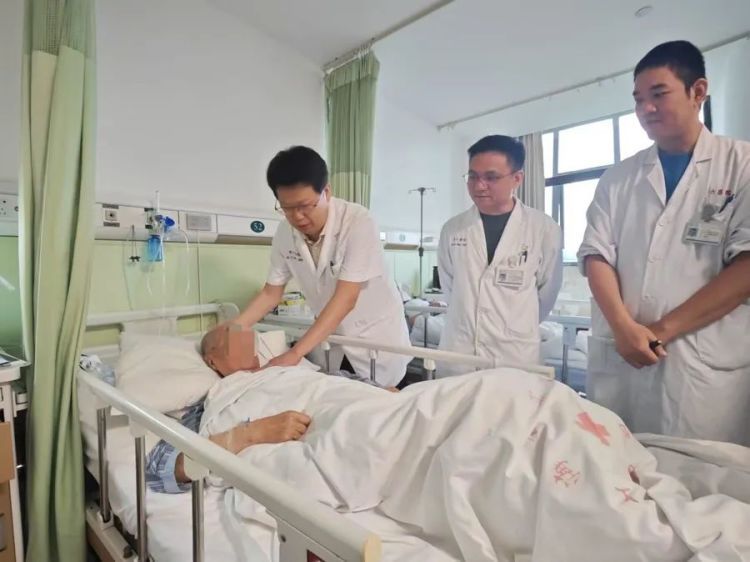 92岁老人摔倒“筷子从鼻孔插到脑”!上海一医院接下“烫手山芋”,家属这举动能保命 92岁老人摔倒“筷子从鼻孔插到脑”!上海一医院接下“烫手山芋”,家属这举动能保命