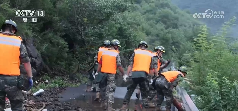 子弟兵驰援抗洪救灾一线 他们是“安全感”的代名词 子弟兵驰援抗洪救灾一线 他们是“安全感”的代名词