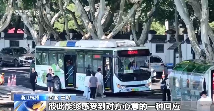 “看熊猫专线” “赏荷巴士”…暑期解锁一站式旅游观光