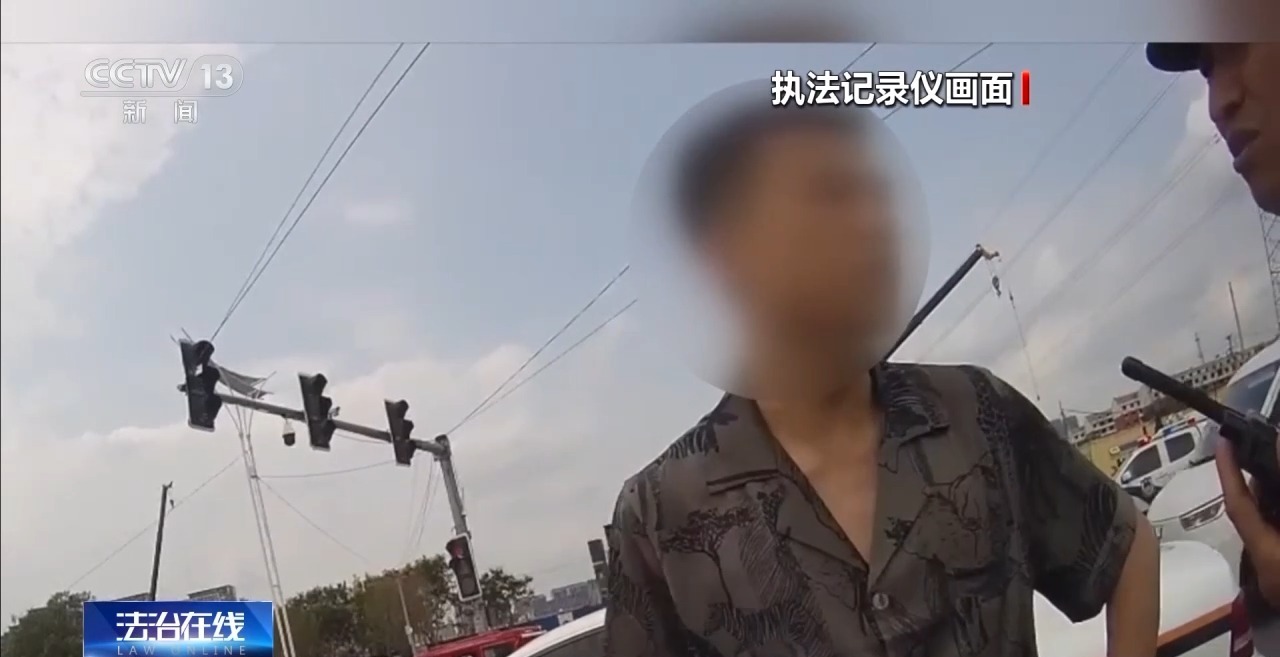 男子开“警车”出事故坚持高价私了？警察几句话让其露出马脚