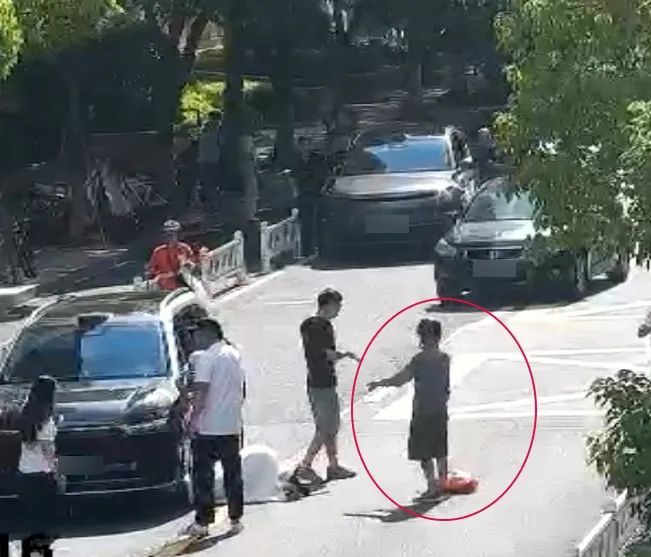 男童被卷入车底！杭州街头上演极速营救