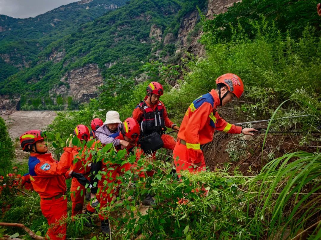 暴雨围困密云深山五日 消防员搭“生命索道”背抬扛运救出13人 暴雨围困密云深山五日 消防员搭“生命索道”背抬扛运救出13人