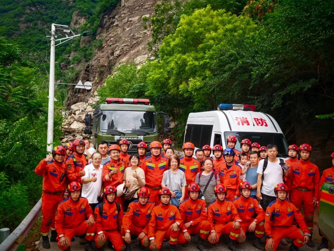 暴雨围困密云深山五日 消防员搭“生命索道”背抬扛运救出13人 暴雨围困密云深山五日 消防员搭“生命索道”背抬扛运救出13人