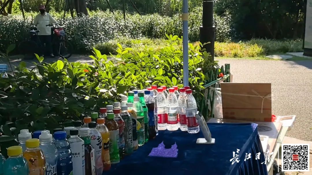 武汉阿姨在东湖支个摊就走,7年都没人逃单 武汉阿姨在东湖支个摊就走,7年都没人逃单