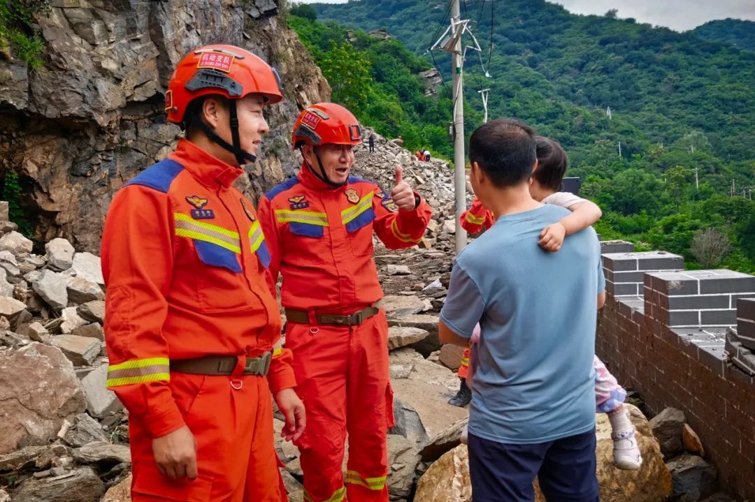 暴雨围困密云深山五日 消防员搭“生命索道”背抬扛运救出13人 暴雨围困密云深山五日 消防员搭“生命索道”背抬扛运救出13人
