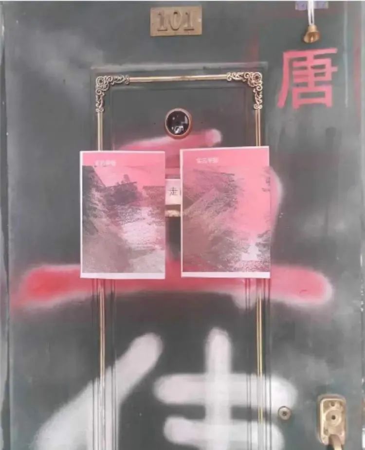 “遭死亡威胁!”上海唐姓男子怒诉邻居:他在门上喷涂无头“唐”血字、挂铃铛…… “遭死亡威胁!”上海唐姓男子怒诉邻居:他在门上喷涂无头“唐”血字、挂铃铛……