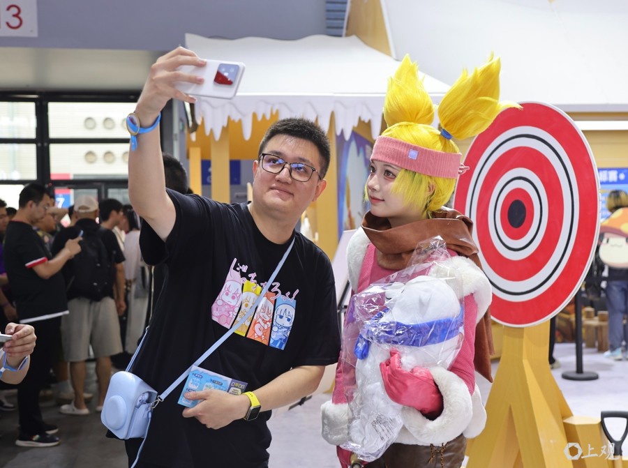 人潮汹涌！地铁大客流不断，现场体验或需排队4小时，上海最火的盛会来了，附攻略→