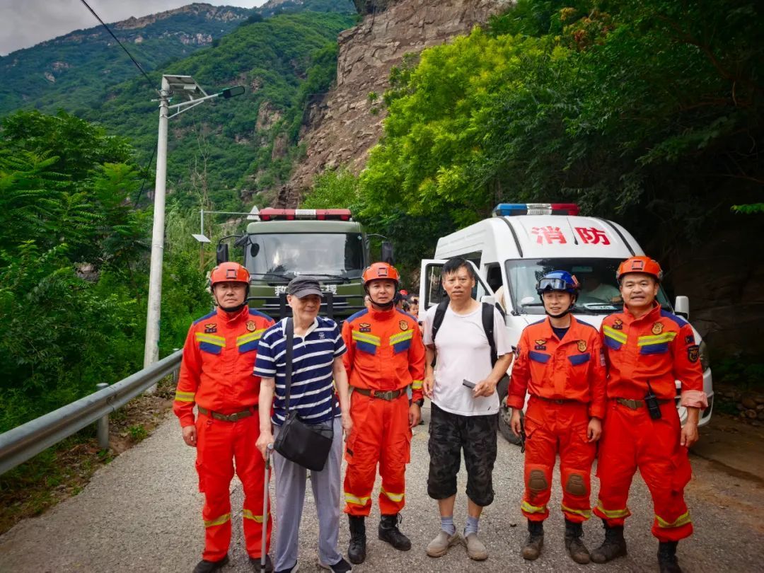 暴雨围困密云深山五日 消防员搭“生命索道”背抬扛运救出13人 暴雨围困密云深山五日 消防员搭“生命索道”背抬扛运救出13人