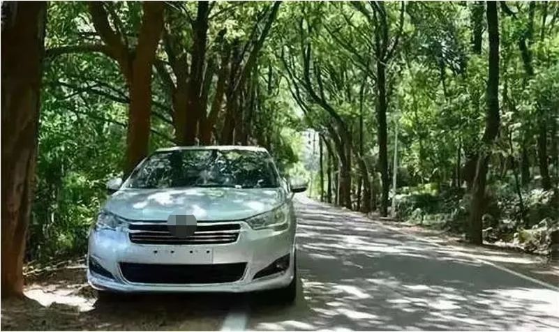 汽车暴晒后如何快速降温？