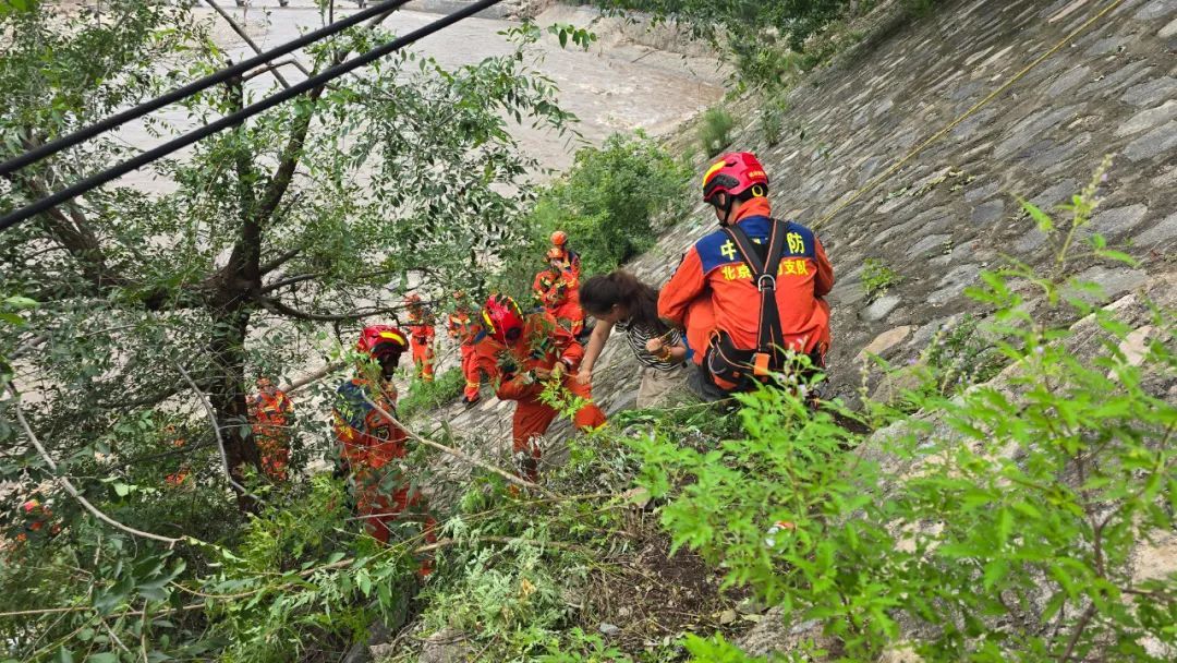 暴雨围困密云深山五日 消防员搭“生命索道”背抬扛运救出13人 暴雨围困密云深山五日 消防员搭“生命索道”背抬扛运救出13人