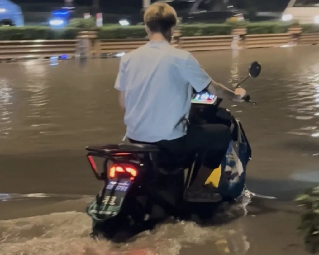 暴雨后上海部分路段变“海上”？记者深夜实探