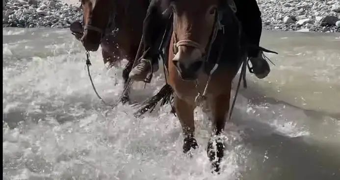 2人遇难，158人被救出！知名景区紧急封闭，目击者称还有人徒步涉水