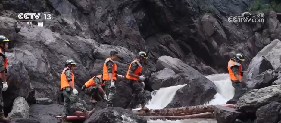 子弟兵驰援抗洪救灾一线 他们是“安全感”的代名词 子弟兵驰援抗洪救灾一线 他们是“安全感”的代名词