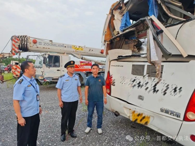 北京警方通报“研学游‘黑大巴’侧翻”：致7名学生和2名老师受伤，驾驶员被罚2万元