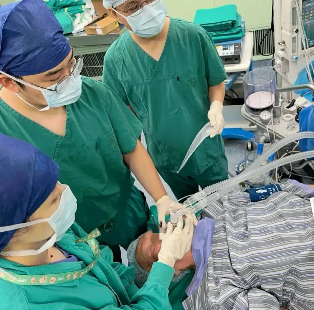 紧急！上海92岁老人吃饭摔倒，双筷贯鼻直逼颅内！医生疾呼：千万别拔！