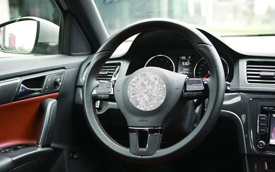 汽车暴晒后如何快速降温？