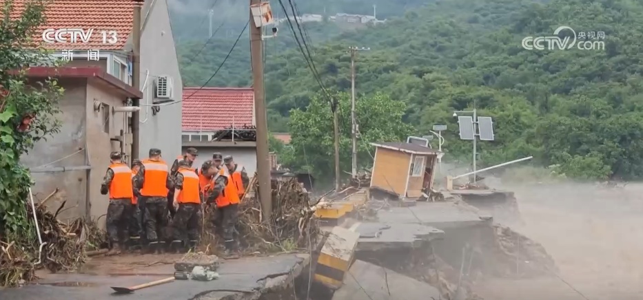 子弟兵驰援抗洪救灾一线 他们是“安全感”的代名词 子弟兵驰援抗洪救灾一线 他们是“安全感”的代名词