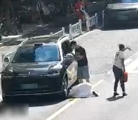 男童被卷入车底！杭州街头上演极速营救