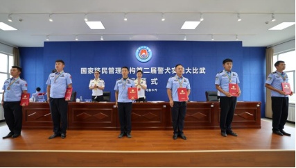 18岁列兵缉毒牺牲 亲属祭扫现场“全员马赛克”