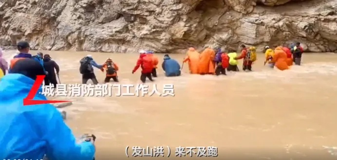 新疆一著名景区突发山洪，2名徒步穿越者遇难，158人被救出，目前已封闭管理