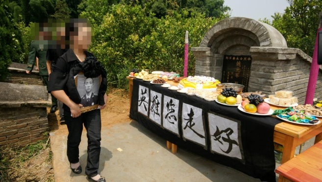 18岁列兵缉毒牺牲 亲属祭扫现场“全员马赛克”