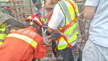紧急救援！工人工作时被1米钢筋刺穿身体