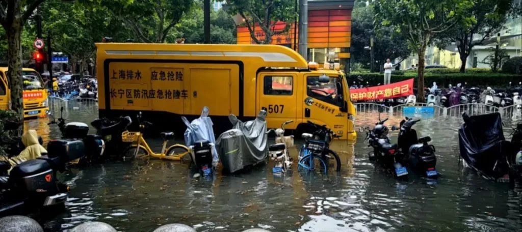 暴雨后上海部分路段变“海上”？记者深夜实探