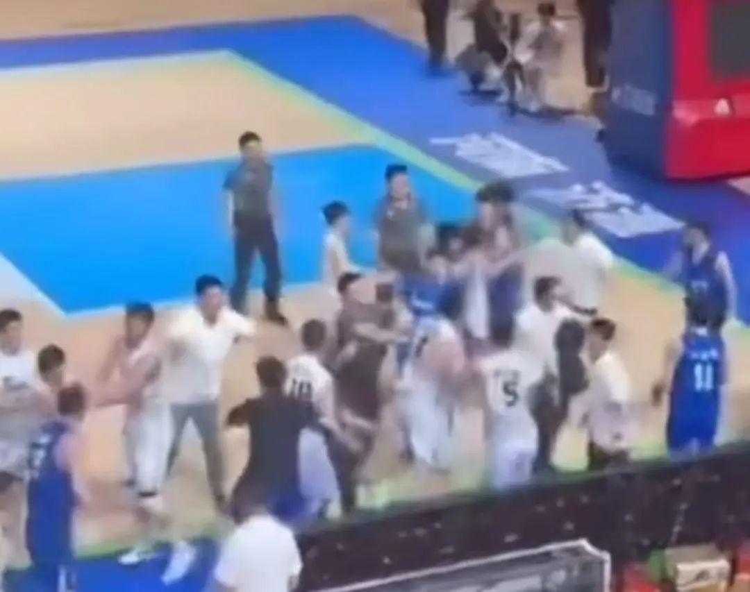 中国篮协通报“群殴事件”:4人被停赛三年,13人禁赛八场 中国篮协通报“群殴事件”:4人被停赛三年,13人禁赛八场