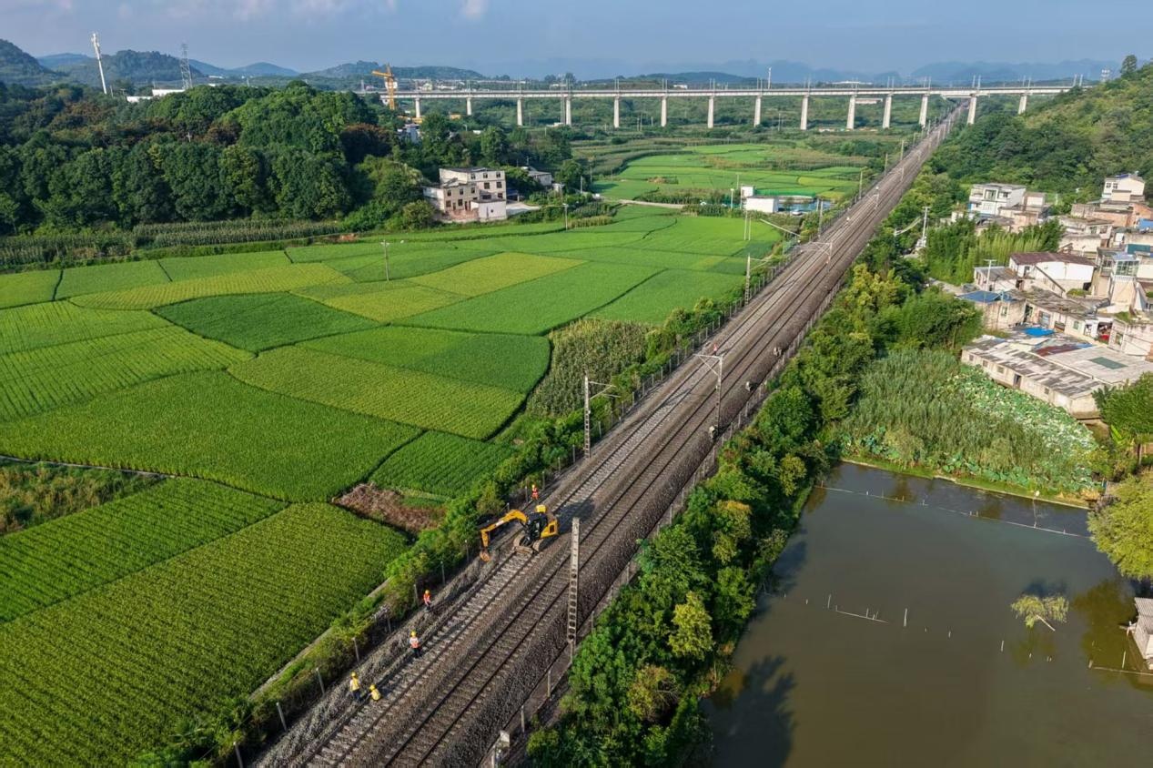 沪昆铁路贵州段全面整修 助力暑期“清凉游” 沪昆铁路贵州段全面整修 助力暑期“清凉游”