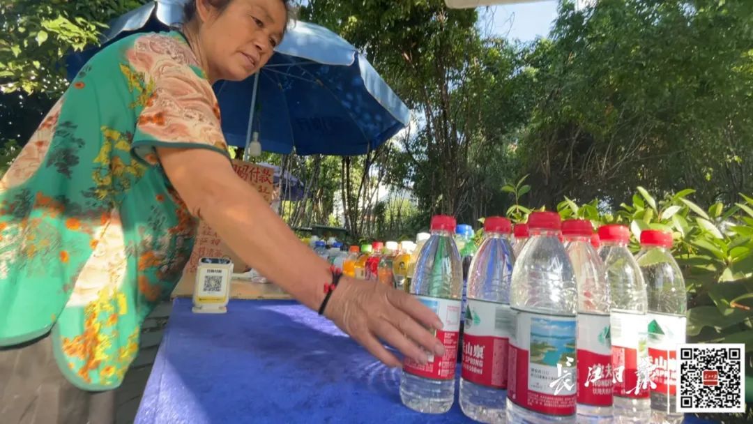 武汉阿姨在东湖支个摊就走,7年都没人逃单 武汉阿姨在东湖支个摊就走,7年都没人逃单