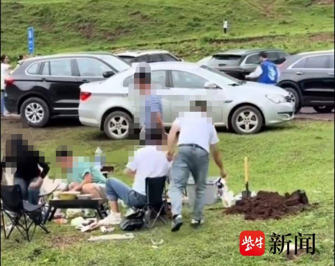 游客景区草地上挖坑埋垃圾！景区：从坑中全部掏出，已回填被破坏的草皮