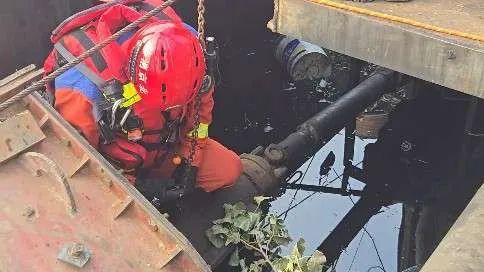 危急！失控采砂船直冲铁路桥……