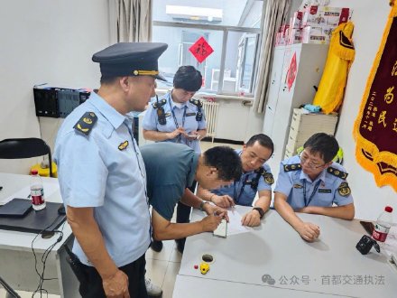 北京警方通报研学游黑大巴侧翻 ：致7名学生和2名老师受伤，驾驶员罚款2万