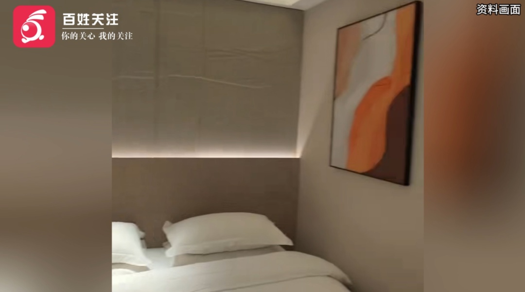 入住客房闻到阵阵异味，墙角发现恶臭内裤！游客：像是放了很久...