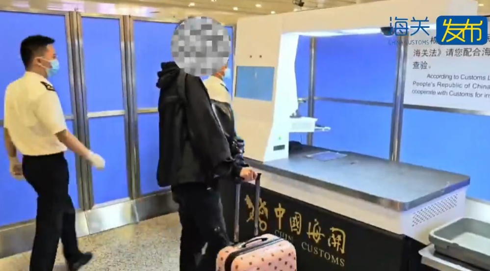 真"腰缠万贯"！小伙上海浦东出关，X光一照，这都啥玩意儿？