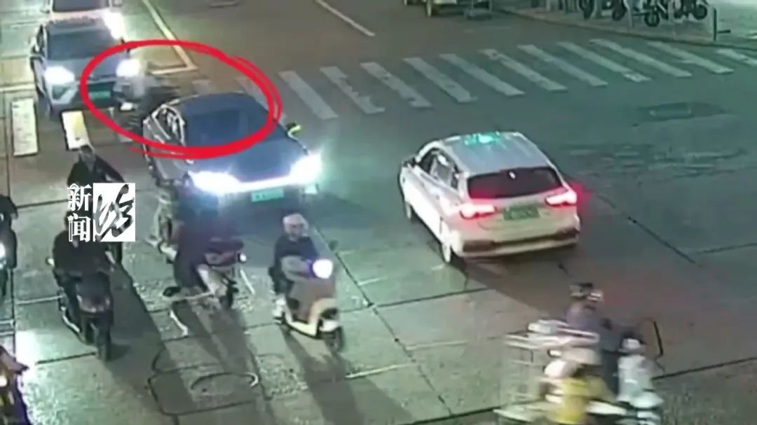 事发上海街头，电瓶车"鬼探头"被撞！车主卖惨，民警：不是谁弱谁有理