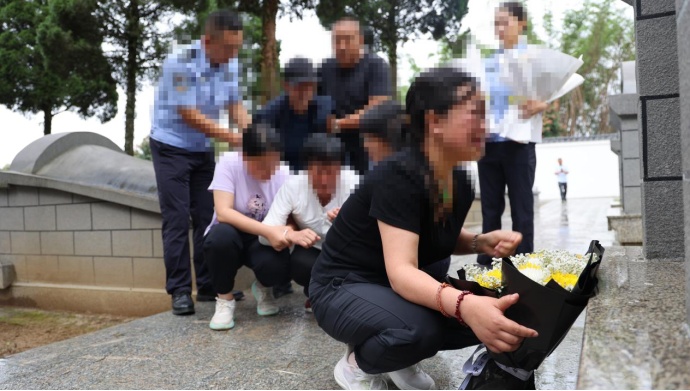 18岁列兵缉毒牺牲 亲属祭扫现场“全员马赛克”