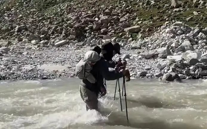 新疆一著名景区突发山洪，2名徒步穿越者遇难，158人被救出，目前已封闭管理