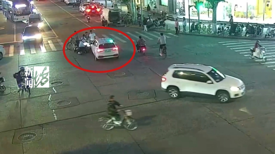 事发上海街头，电瓶车"鬼探头"被撞！车主卖惨，民警：不是谁弱谁有理
