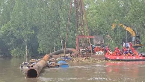 危急！失控采砂船直冲铁路桥……