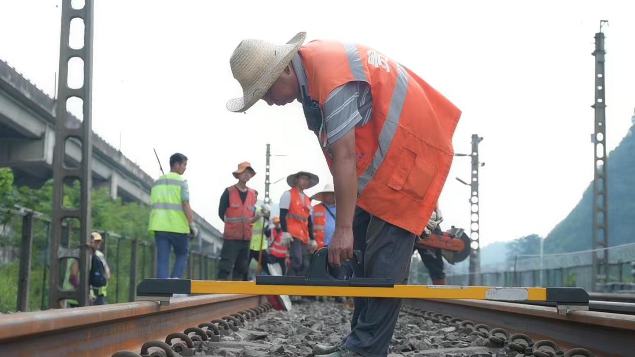 沪昆铁路贵州段全面整修 助力暑期“清凉游” 沪昆铁路贵州段全面整修 助力暑期“清凉游”