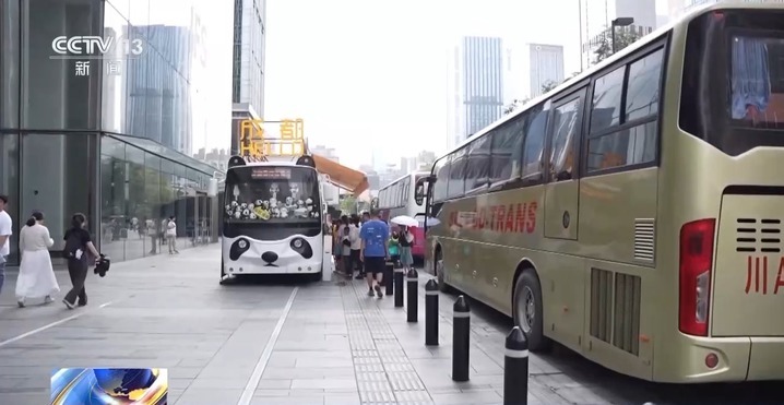 “看熊猫专线” “赏荷巴士”…暑期解锁一站式旅游观光