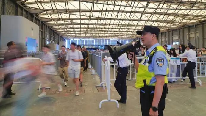 人潮汹涌！地铁大客流不断，现场体验或需排队4小时，上海最火的盛会来了，附攻略→