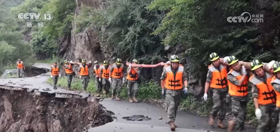 子弟兵驰援抗洪救灾一线 他们是“安全感”的代名词 子弟兵驰援抗洪救灾一线 他们是“安全感”的代名词