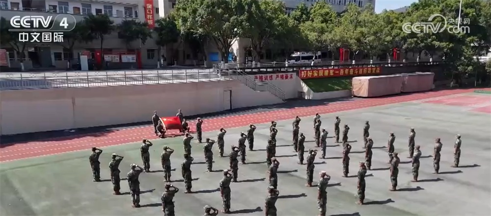 中国各地官兵举行升旗仪式共庆节日 用忠诚铸就军魂、肩负起保家卫国重任