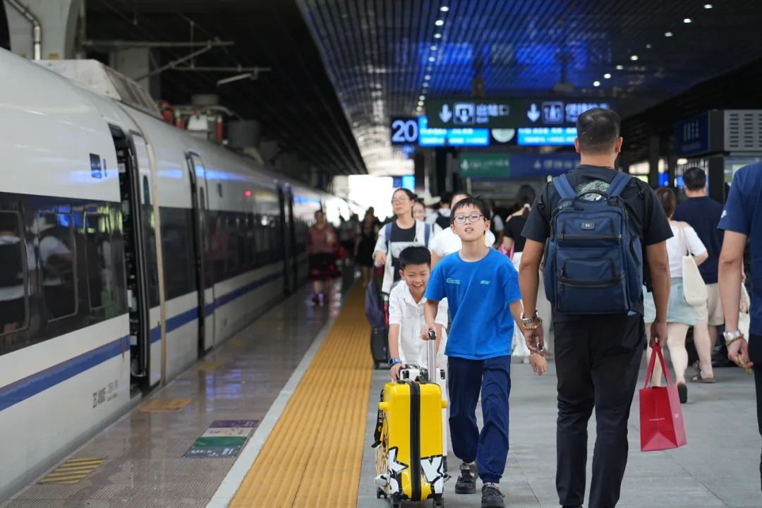 暑运过半，铁路成都车站累计到发送旅客2288.3万人次