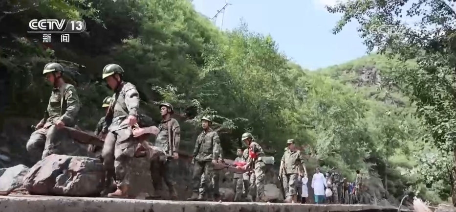 子弟兵驰援抗洪救灾一线 他们是“安全感”的代名词 子弟兵驰援抗洪救灾一线 他们是“安全感”的代名词