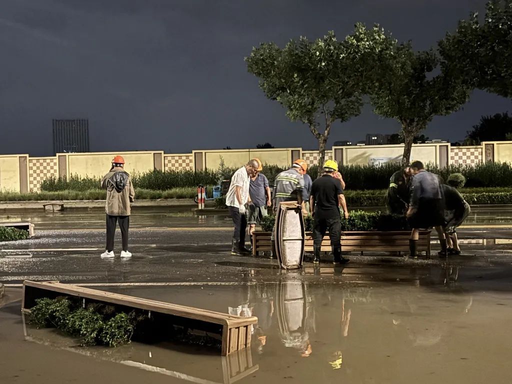 暴雨后上海部分路段变“海上”？记者深夜实探