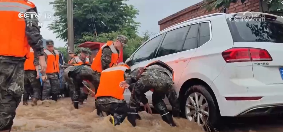 子弟兵驰援抗洪救灾一线 他们是“安全感”的代名词 子弟兵驰援抗洪救灾一线 他们是“安全感”的代名词