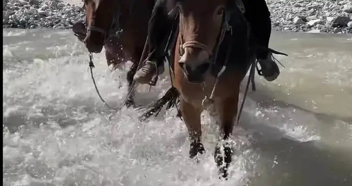 新疆一著名景区突发山洪，2名徒步穿越者遇难，158人被救出，目前已封闭管理